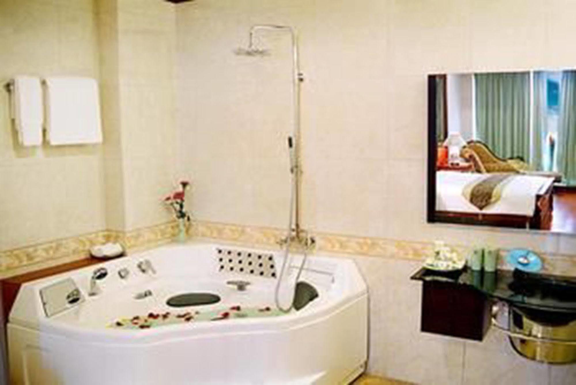 Grand Ha Long Hotel Екстериор снимка